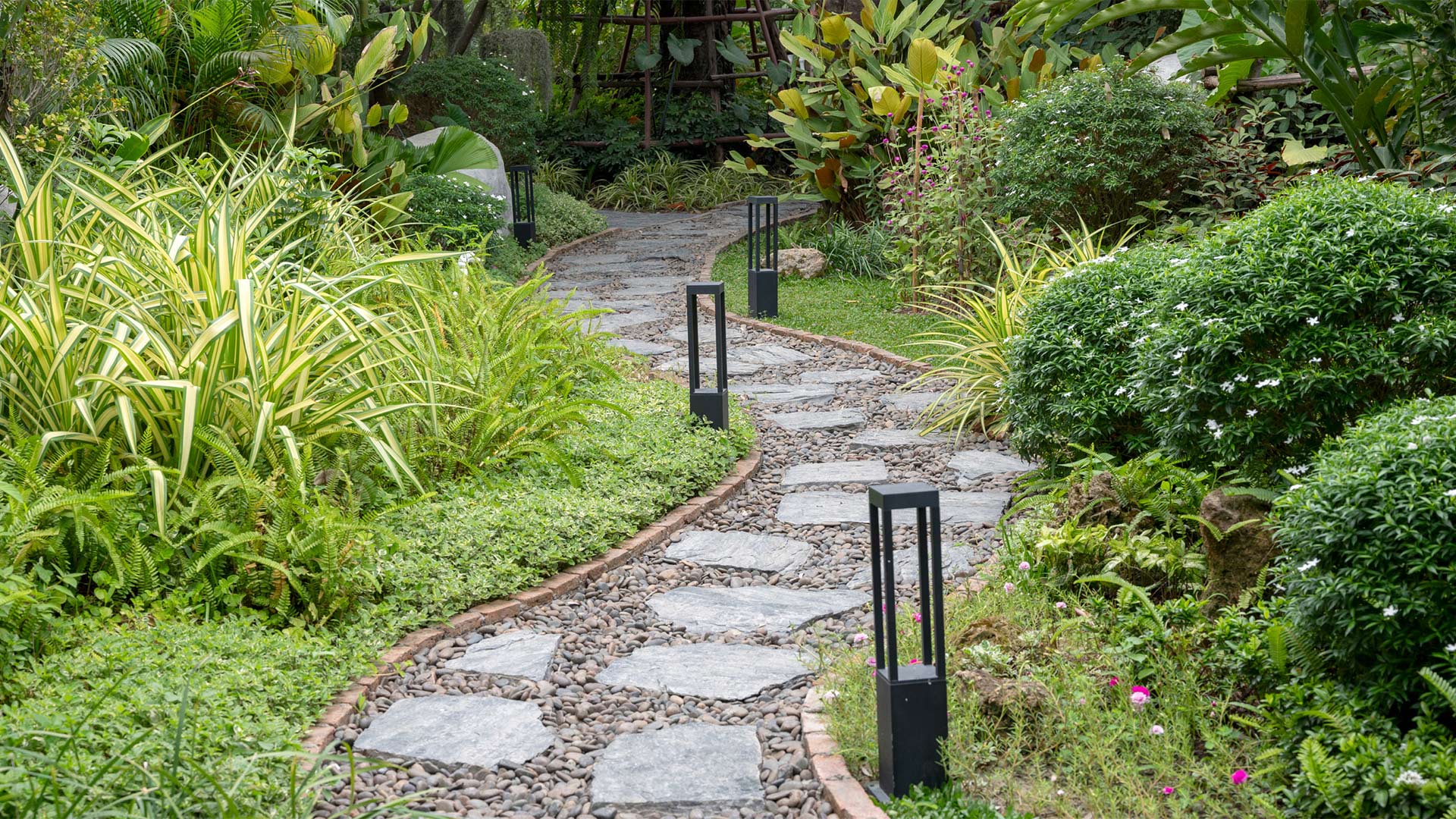 ashby-de-la-zouch-gravel-path-edging-stepping-stones