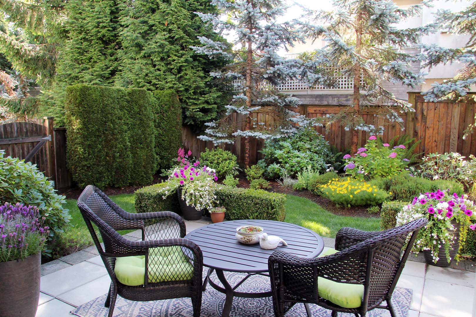 Garden maintenance in Oakwood with a tidy lawn, maintained borders and a neat seating area